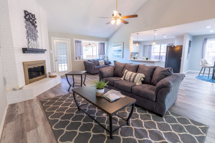 Modern Freshly Remodeled 3 Bedroom House - Houston, TX