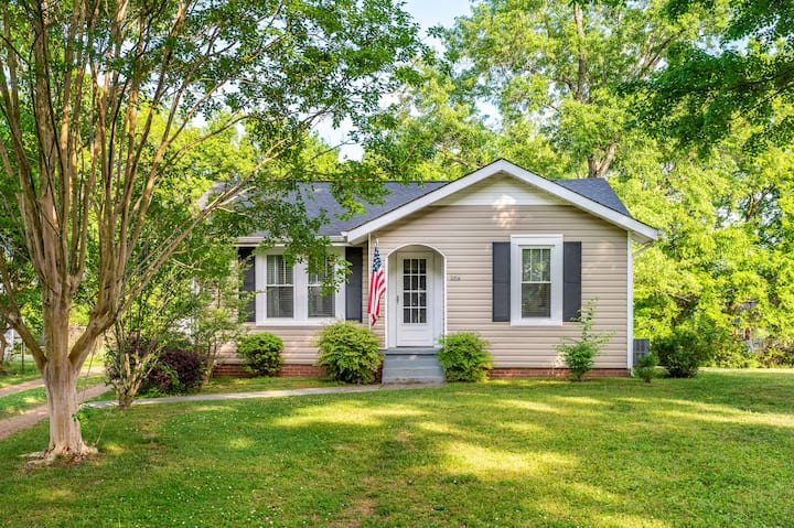 Charming Bungalow! Minutes from Lee University!
