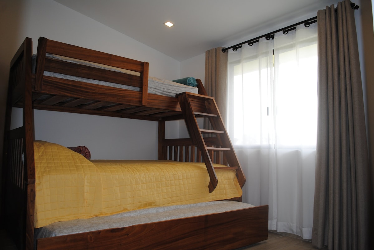 Troisième chambre avec un lit Queen Size, plus des lits jumeaux au-dessus et en dessous 