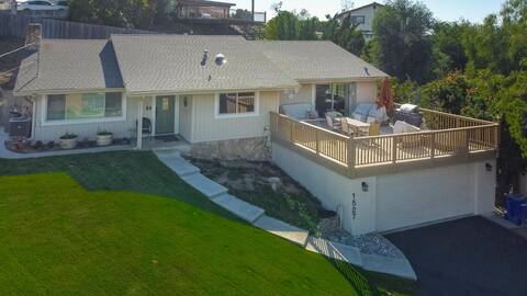 Cheerful Escape: Views, Game Room, Firepit, Office