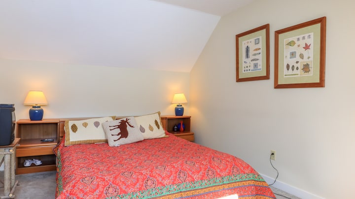 Საძინებელი 1, მაღლა (განმარტოებული მთავარი საძინებელი,  აბაზანა და დიდი კარადა მხოლოდ ამ სართულზეა)