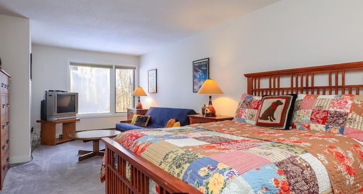 Საძინებელი 3, დაბლა, საწოლი ფუტლიარით დამატებით დასაძინებლად.