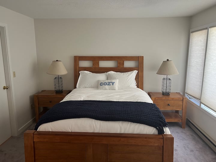 Საძინებელი 2, დაბლა, სააბაზანოსთან მისასვლელი.