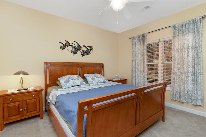 Cama tamaño king y mesitas de noche a cada lado