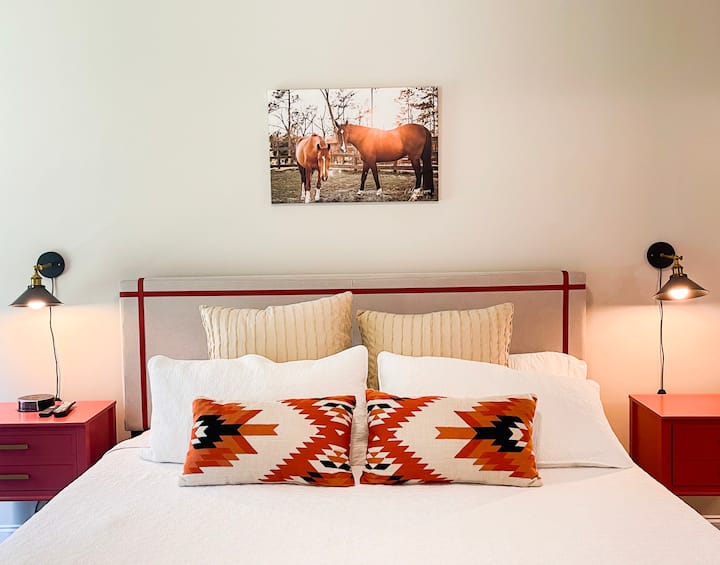 Náš hlavný apartmán v spálni „Bay“ má priestranné priestranné lôžko.