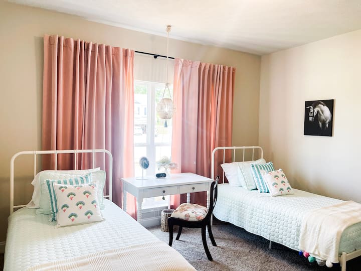 Naša spálňa Pas de Deux má dve dvojlôžkové postele, písací stôl so stoličkou a šatníkom.