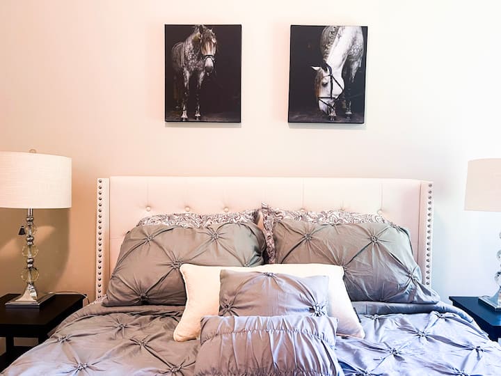 Naša „sivá“ izba s manželskou posteľou 