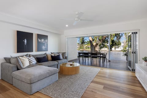 Impeccable canalfront townhouse