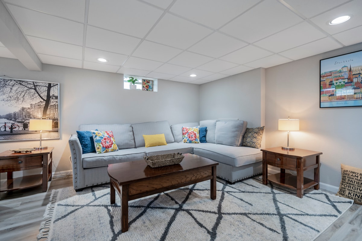 Фамилна стая в мазето с 50- инчов телевизор и достатъчно място за отдих! Попитайте ни за нашата маса за игри и столове, предвидени за семейната игрална нощ!