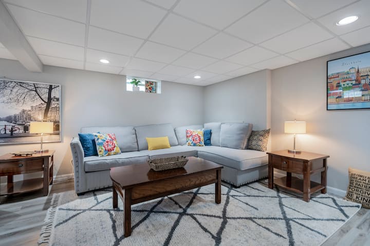 地下室家庭房配有50英寸电视和充足的休闲空间！ 欢迎了解我们为家庭游戏之夜提供的游戏桌椅！