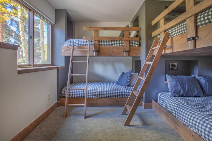 Втората спална соба има четири кревети на спрат.