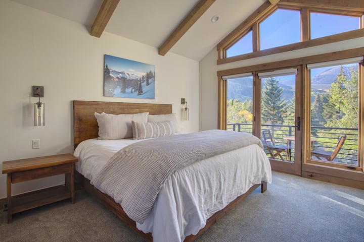 Главната спална соба апсолутно го одзема здивот и има поглед кон планината Бафало и Тен Мајл Крик.