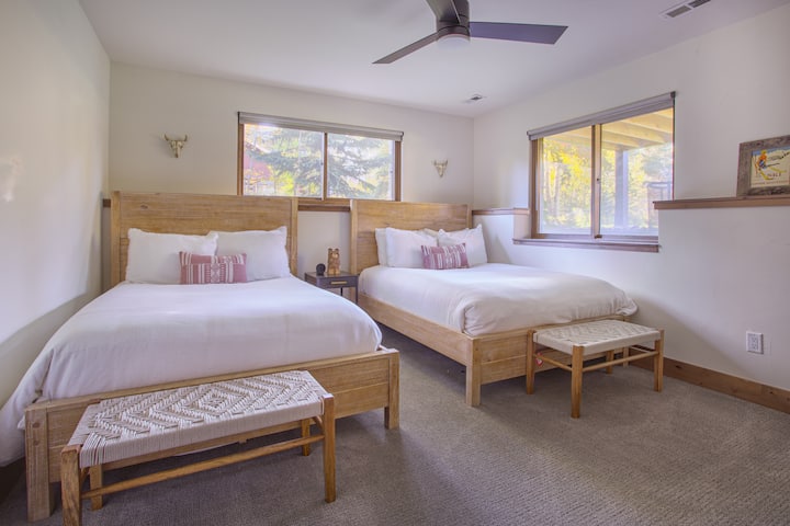 Првата спална соба во подрумот има два полни кревета и многу светлина.