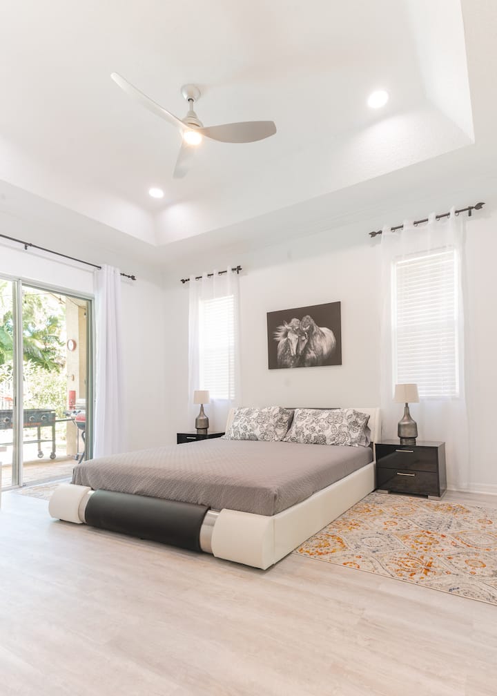 غرفة النوم الرئيسية - سرير كبير