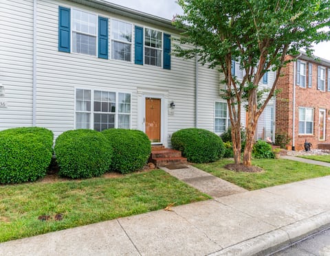 Charming 3 Bedroom Townhouse near Airport and LU