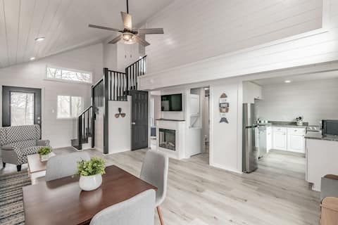 Cheerful 2-bdrm Cottage, treed backyard, lake view