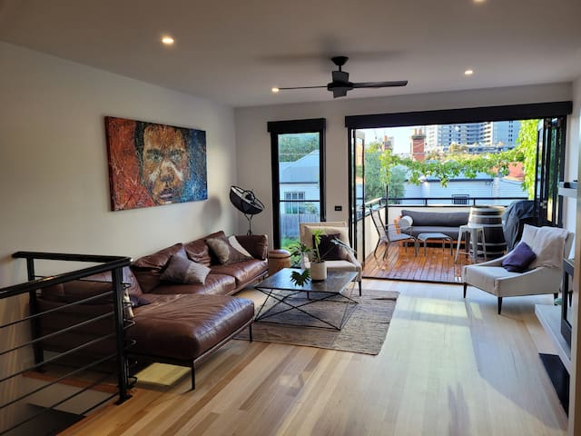 Light filled 3 Bed Townhouse, w/ the city backdrop
