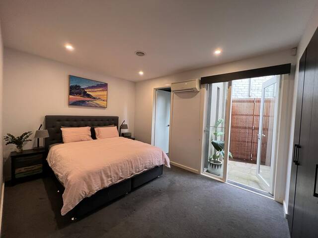 Light filled 3 Bed Townhouse, w/ the city backdrop gallery image 4