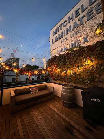 Light filled 3 Bed Townhouse, w/ the city backdrop gallery image 5