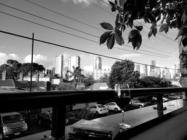 Light filled 3 Bed Townhouse, w/ the city backdrop gallery image 3