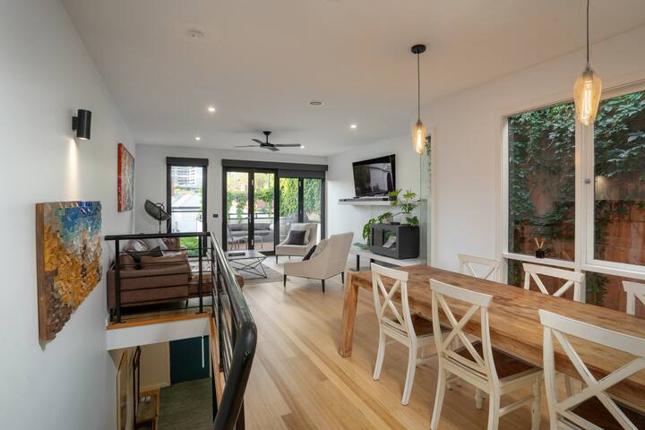 Light filled 3 Bed Townhouse, w/ the city backdrop gallery image 2