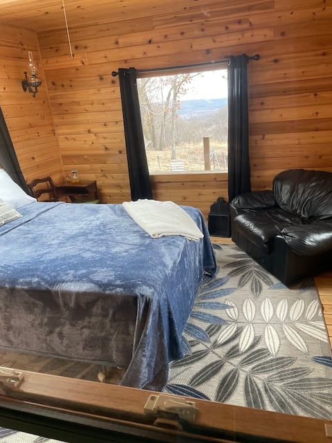 Quaint 1 bedroom cabin, with amazing views!