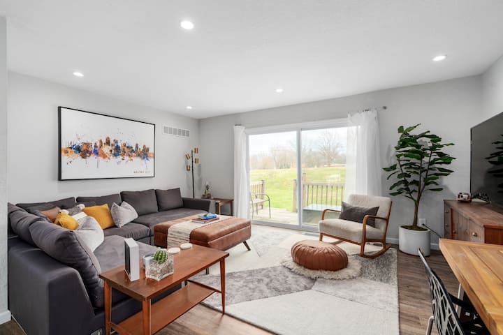 Modern And Open, Backs To Park! - Kansas City, MO