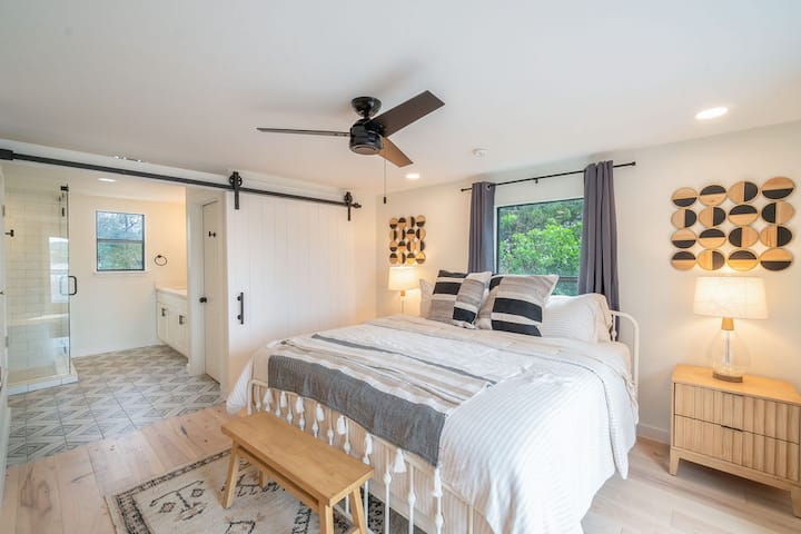 Главна спална соба на горниот кат со приватна бања