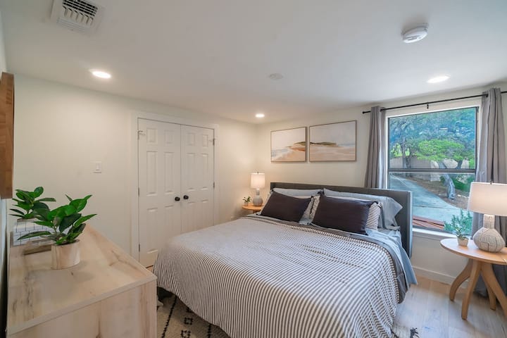 Брачен кревет (широк 180-220 см) поврзан со заедничка ба