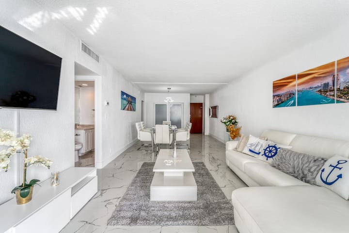 Maisha ya wazi yanayoonyesha jiko lenye vifaa kamili, sehemu za kulia chakula na sehemu za mapumziko zilizo na ufikiaji wa bahari