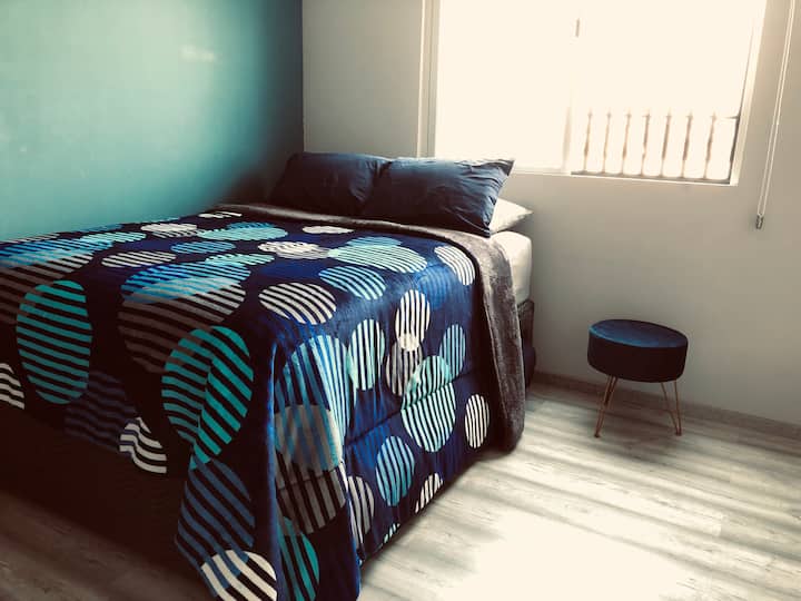 Მეორადი ოთახი, რომელიც აღჭურვილია ორადგილიანი საწოლით.