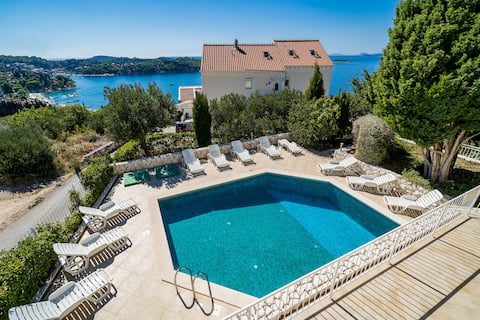 One-Bedroom Apartment with Pool & Sea view 