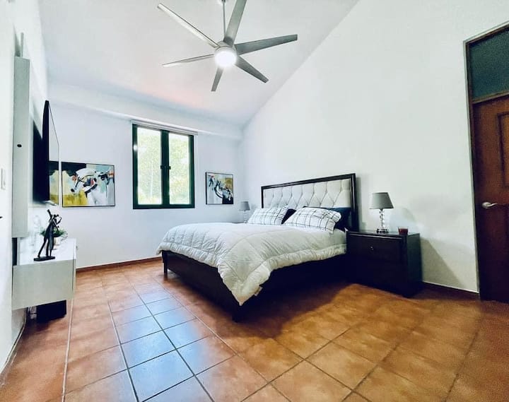 Hlavná  izba s vlastnou kúpeľňou, 65-palcovou inteligentnou televíziou a zvukovým systémom 