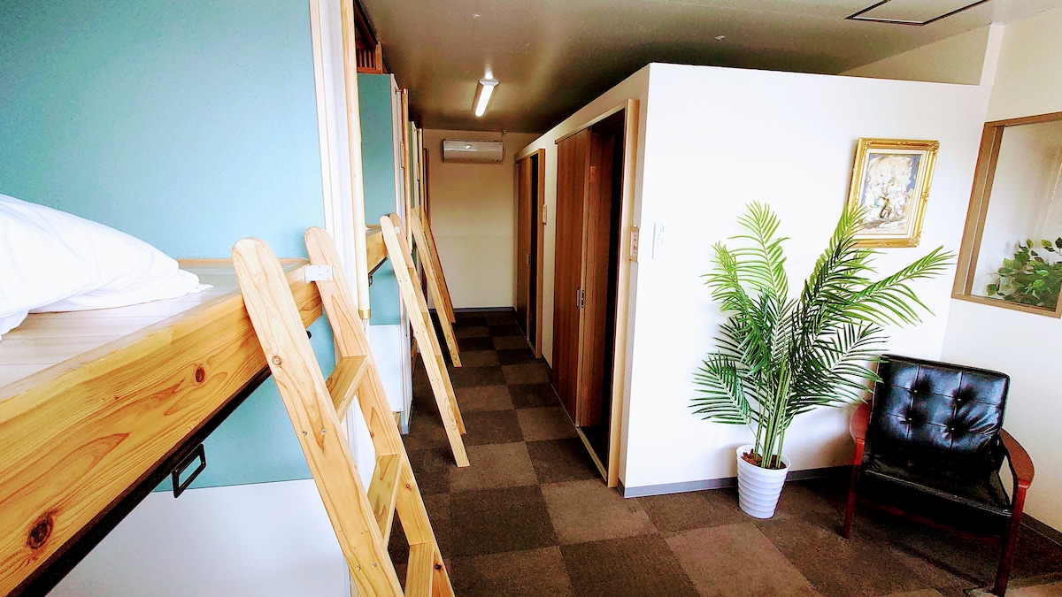 Velika spavaća soba na 2F ima 8 kreveta za jednu osobu i 2 kreveta za jednu osobu u brvnari.
