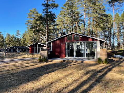 Calm 2-bedroom cabin in nature with fireplace