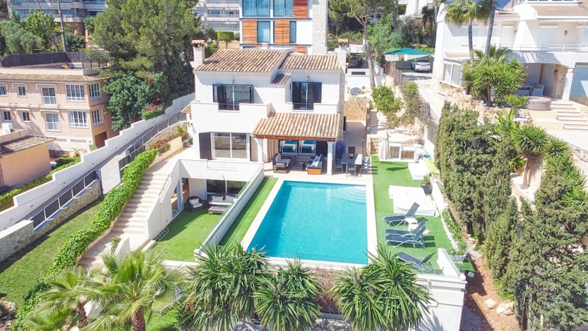 Magnifica villa con piscina y vistas al mar