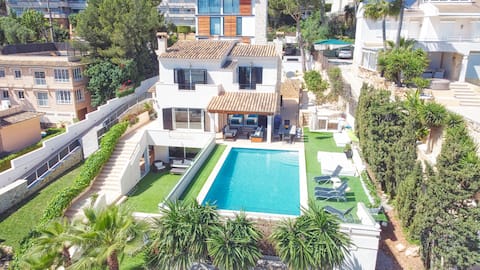 Magnificent villa with a swimming pool and ocean views