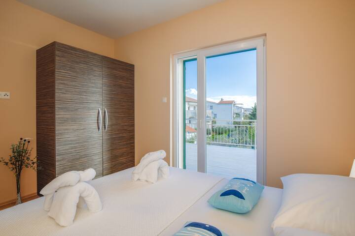 バルコニー付きの寝室