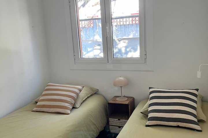 This minimalist room invites you to relax with its individual beds and natural light. Ideal for relaxing stays or to recharge after a day of sightseeing.