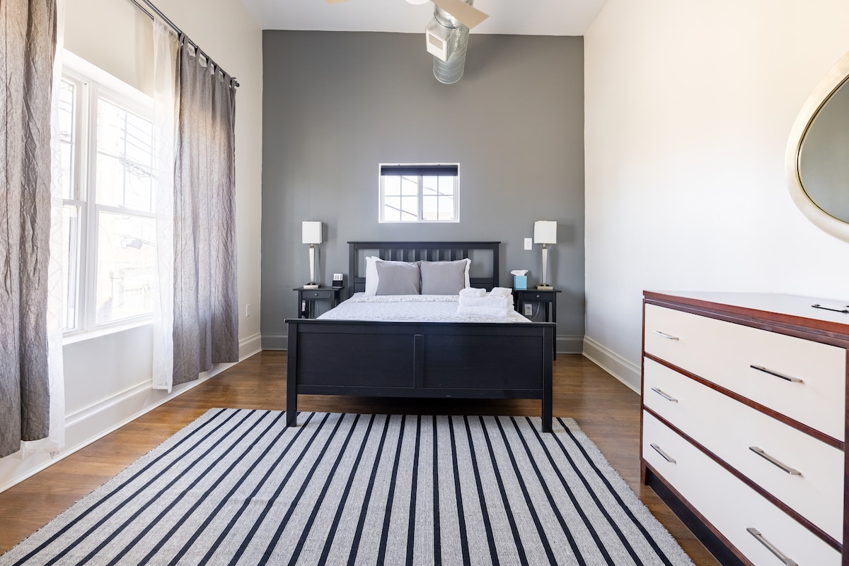 Spavaća soba uz ulicu, bračni krevet (imajte na umu da ćete možda čuti promet)