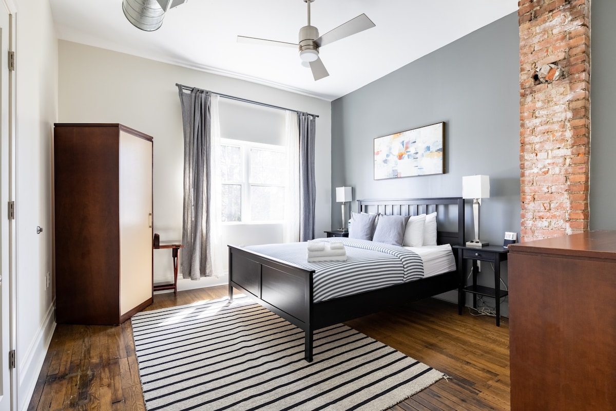 Stražnja spavaća soba, bračni krevet (širine