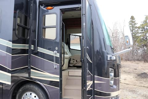 43 ft motorhome that accommodates up to six