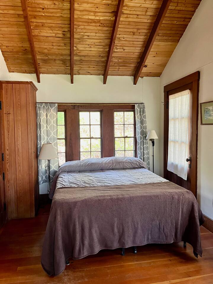 Kitanda aina ya Queen katika chumba kikubwa cha kulala