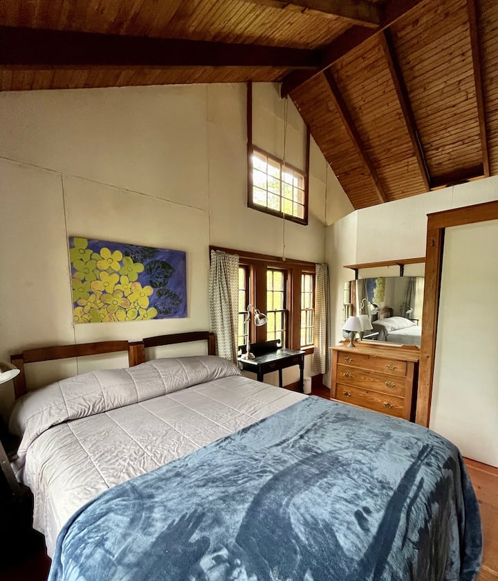 Kitanda cha malkia katika chumba kidogo cha kulala