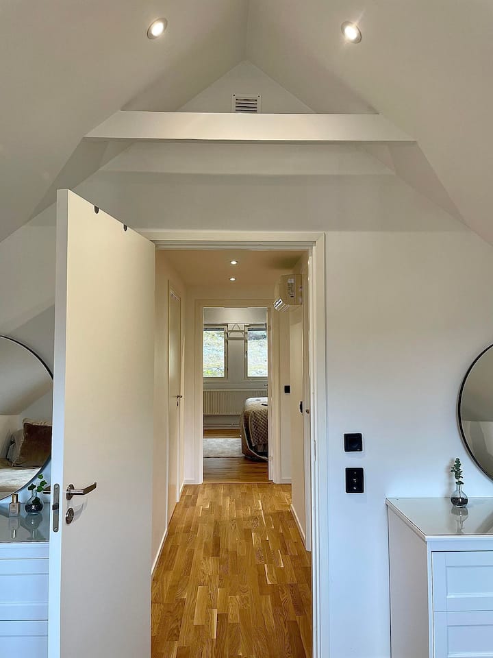 Via den exklusiva trappan gjord i massiv ek, tar ni er upp till den privata avdelningen på övervåningen.