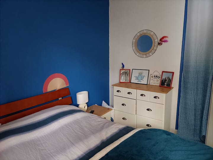 חדר שינה בקומת הקרקע עם אווירה ימית!