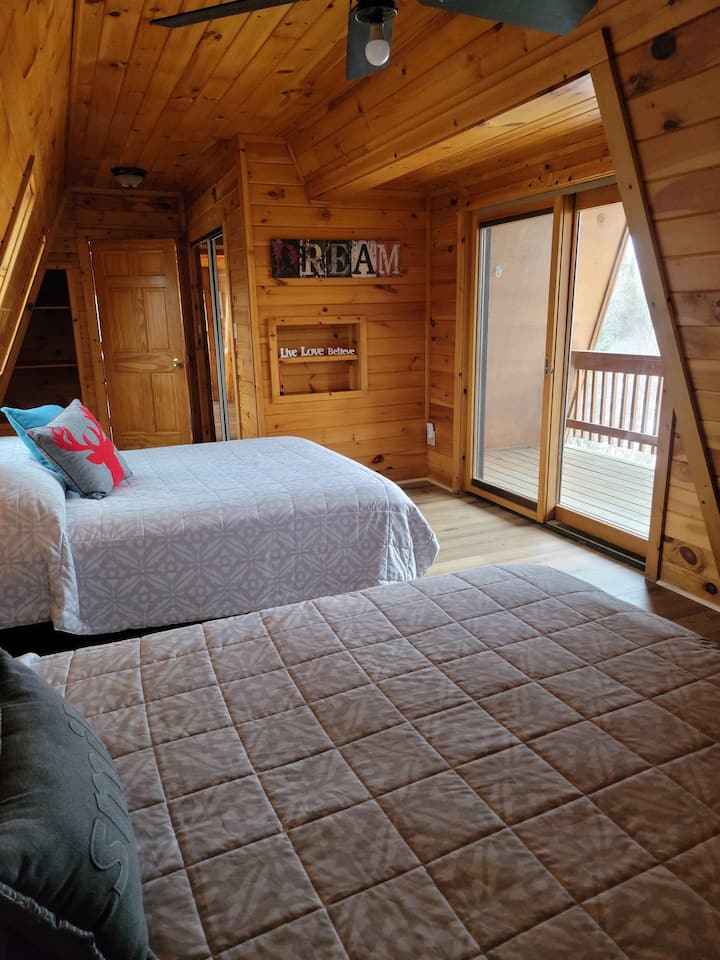 Dhoma e gjumit në katin e sipërm ka dy krevate dopio "queen" në një dhomë. Gjithashtu përmban një ballkon që mbikëqyr liqenin. 