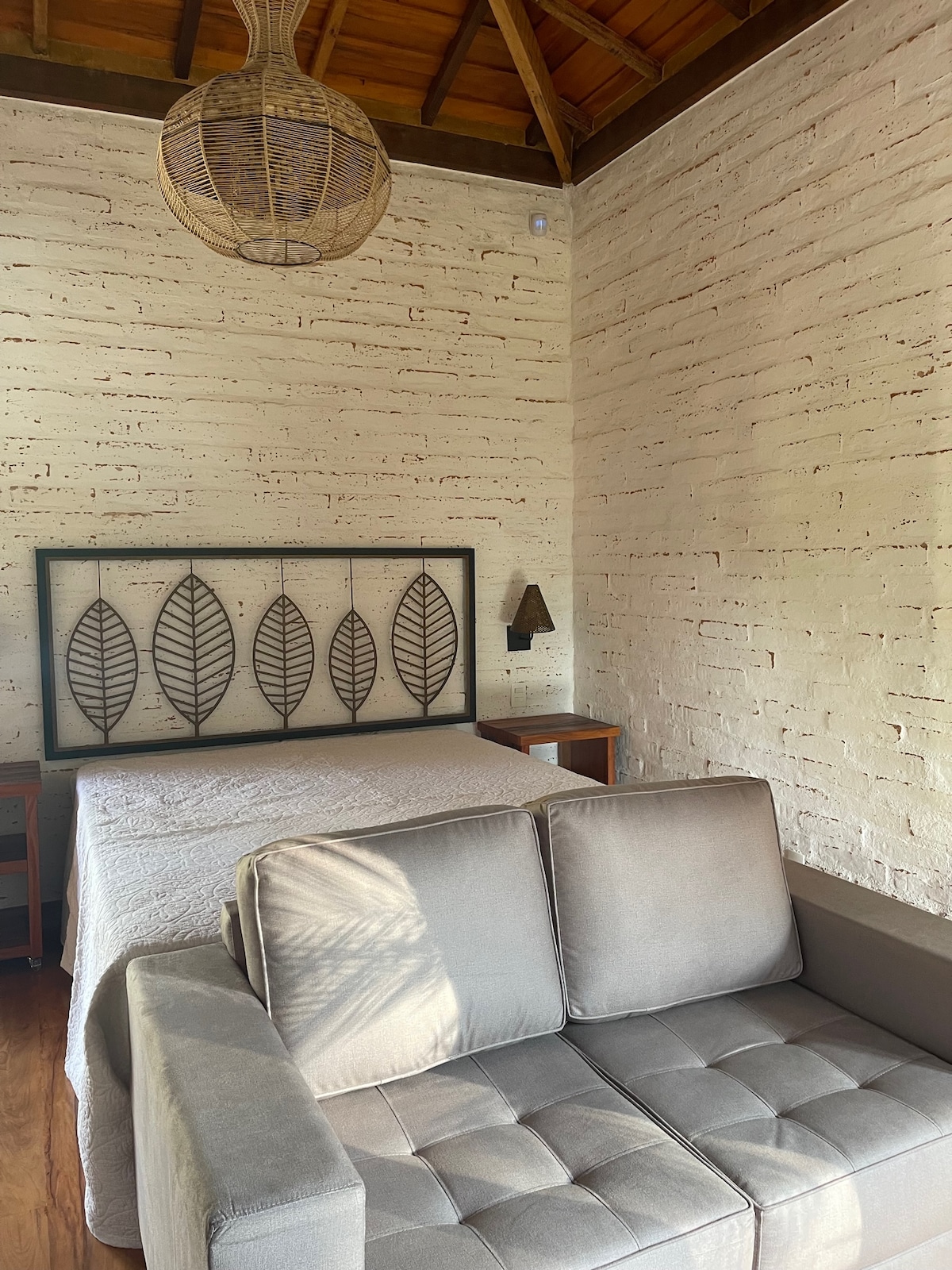 Krevat dopio "queen" me shtroja të buta tashmë të vendosura Koka e krevatit, projektuesi i gjetheve prej materiali të ricikluar, si dhe abazhurët e murit.