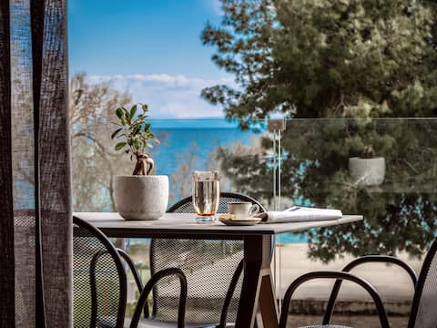 Top performing Airbnb: 'Point Ephemere' Beachfront Apartments - Apt2 in Περιφέρεια Ιονίων Νήσων