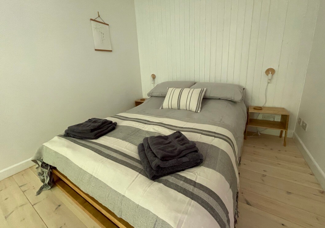 Мирна двокреветна соба со мека француска постелнина